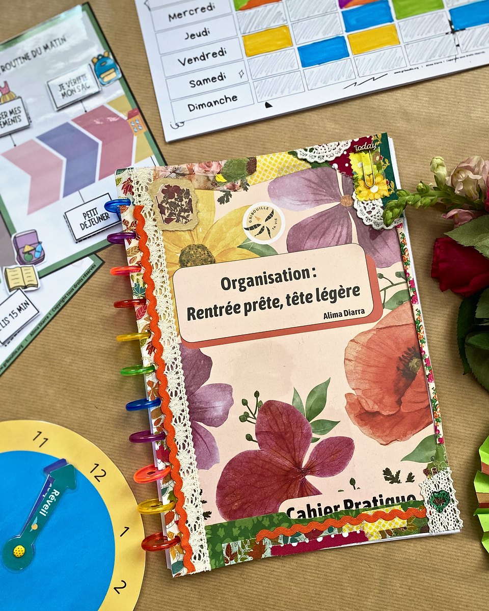 Ma table de travail : le cahier pratique Rentrée prête, tête légère, le planning de la semaine et l'horloge du matin