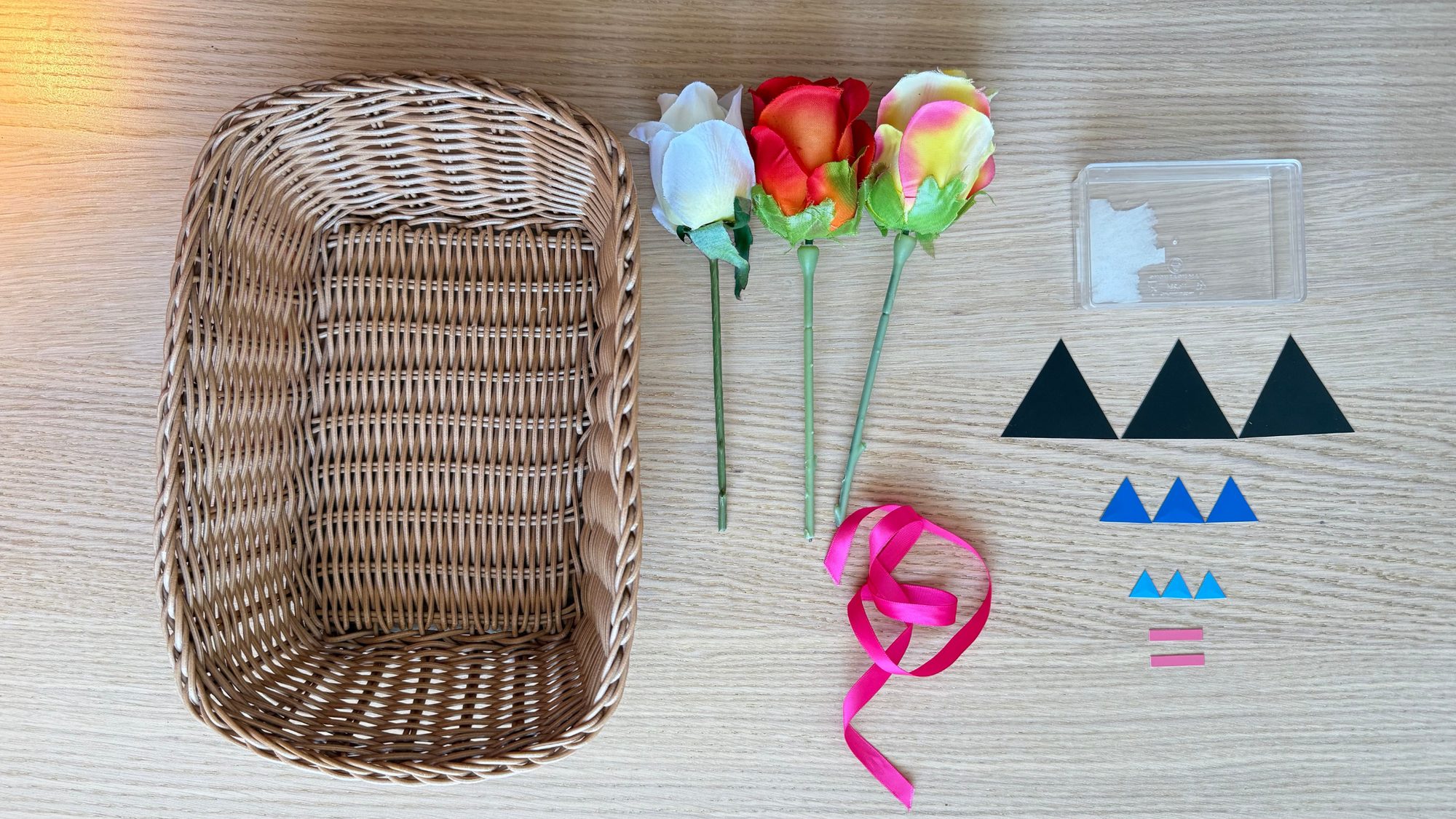 Matériel Montessori de grammaire : panier, fleurs et triangles de couleur pour le jeu du détective