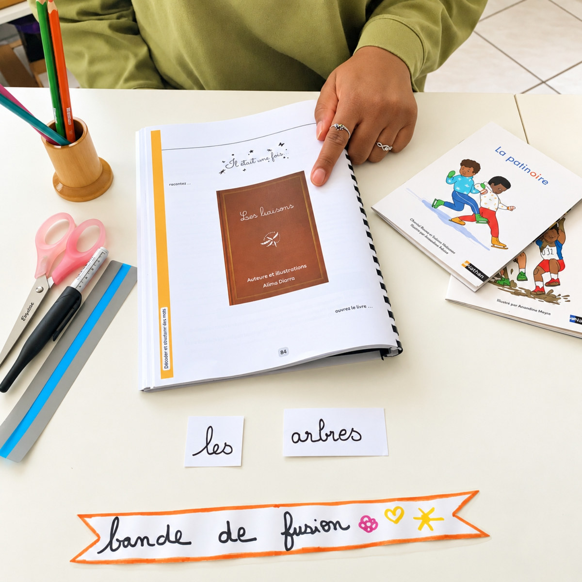 Le cahier ouvert sur Les liaisons, avec la bande de fusion : les arbres