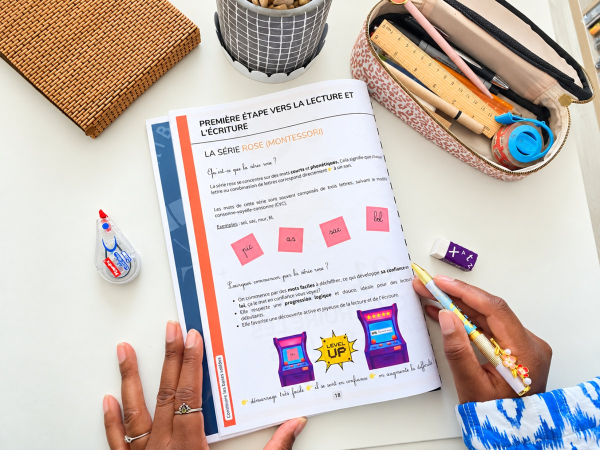 La page de la série rose Montessori du cahier, posée sur la table de travail