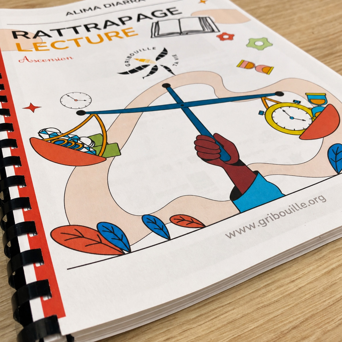 Le cahier Rattrapage Lecture Ascension, relié, posé sur la table