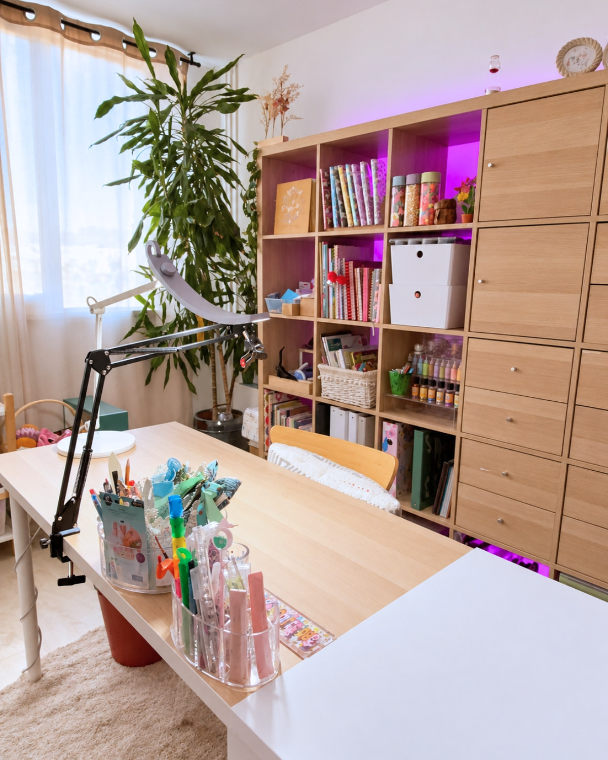 La cabane d'Alima : sa salle de scrapbooking, la grande table, les étagères et les papiers