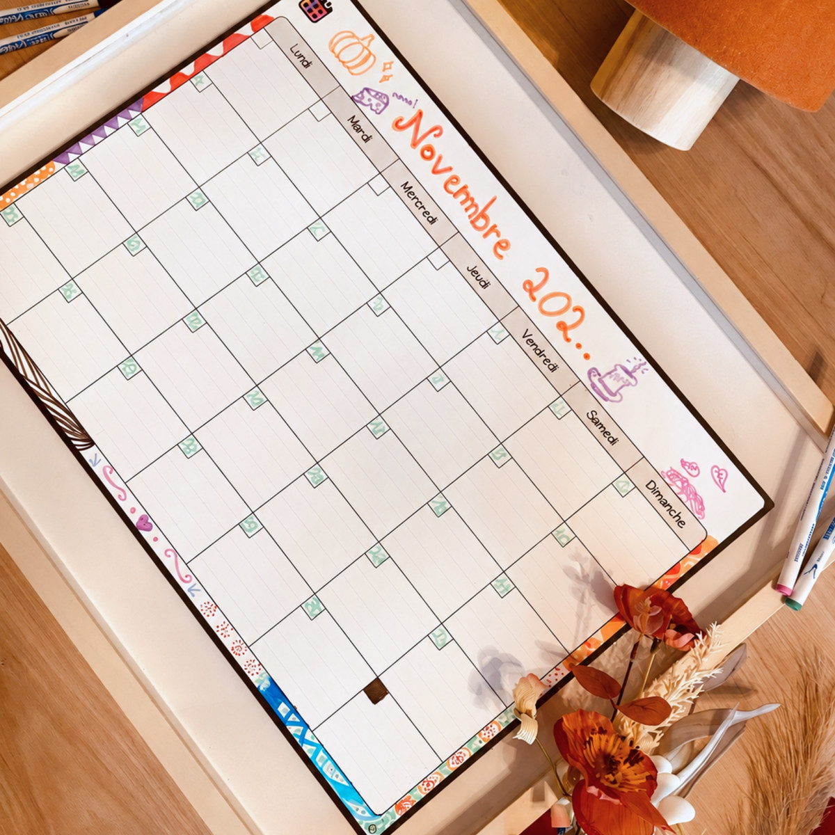 Le calendrier du mois de novembre, décoré aux feutres, prêt à recevoir les rendez-vous
