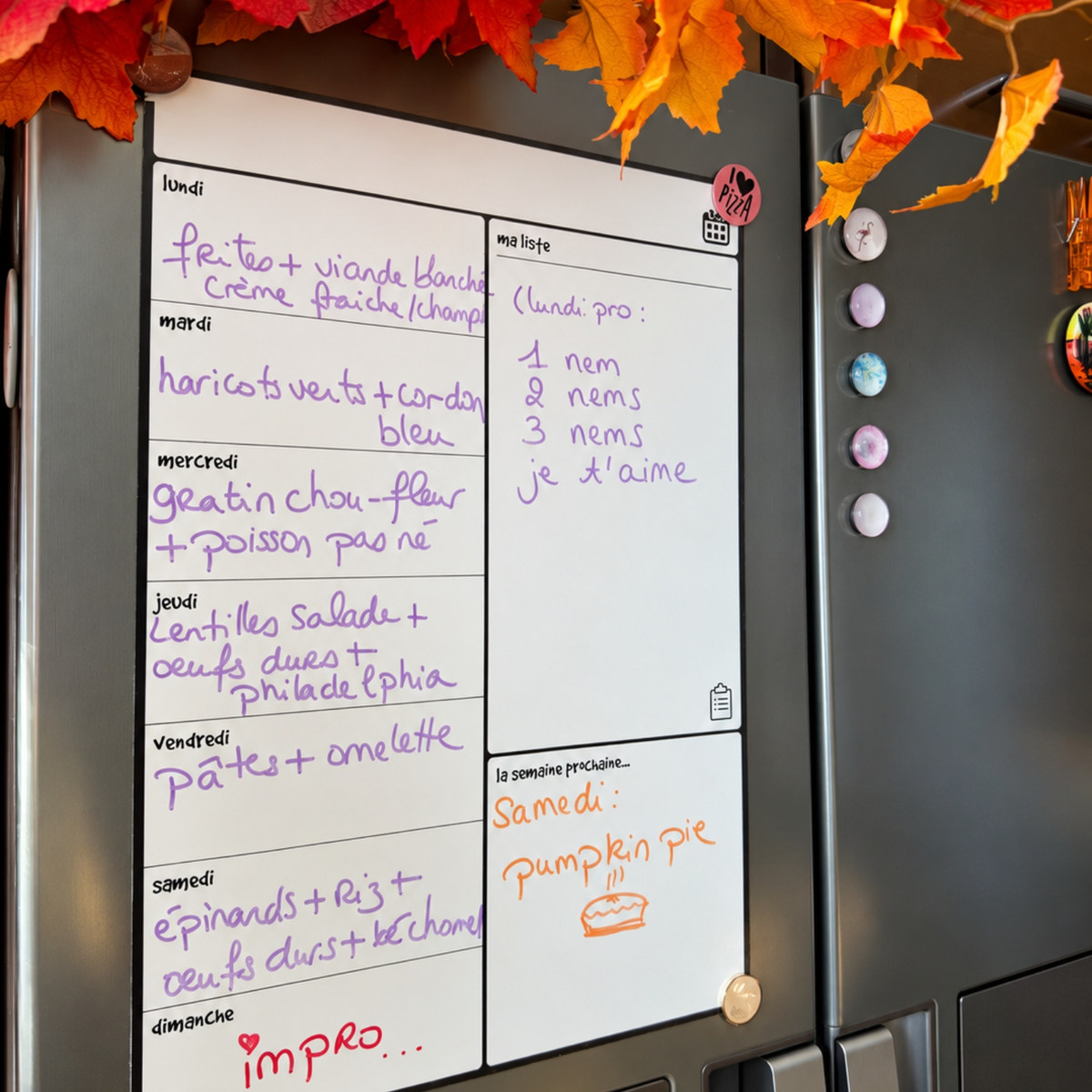 Le menu de la semaine écrit à la main sur le tableau du frigo
