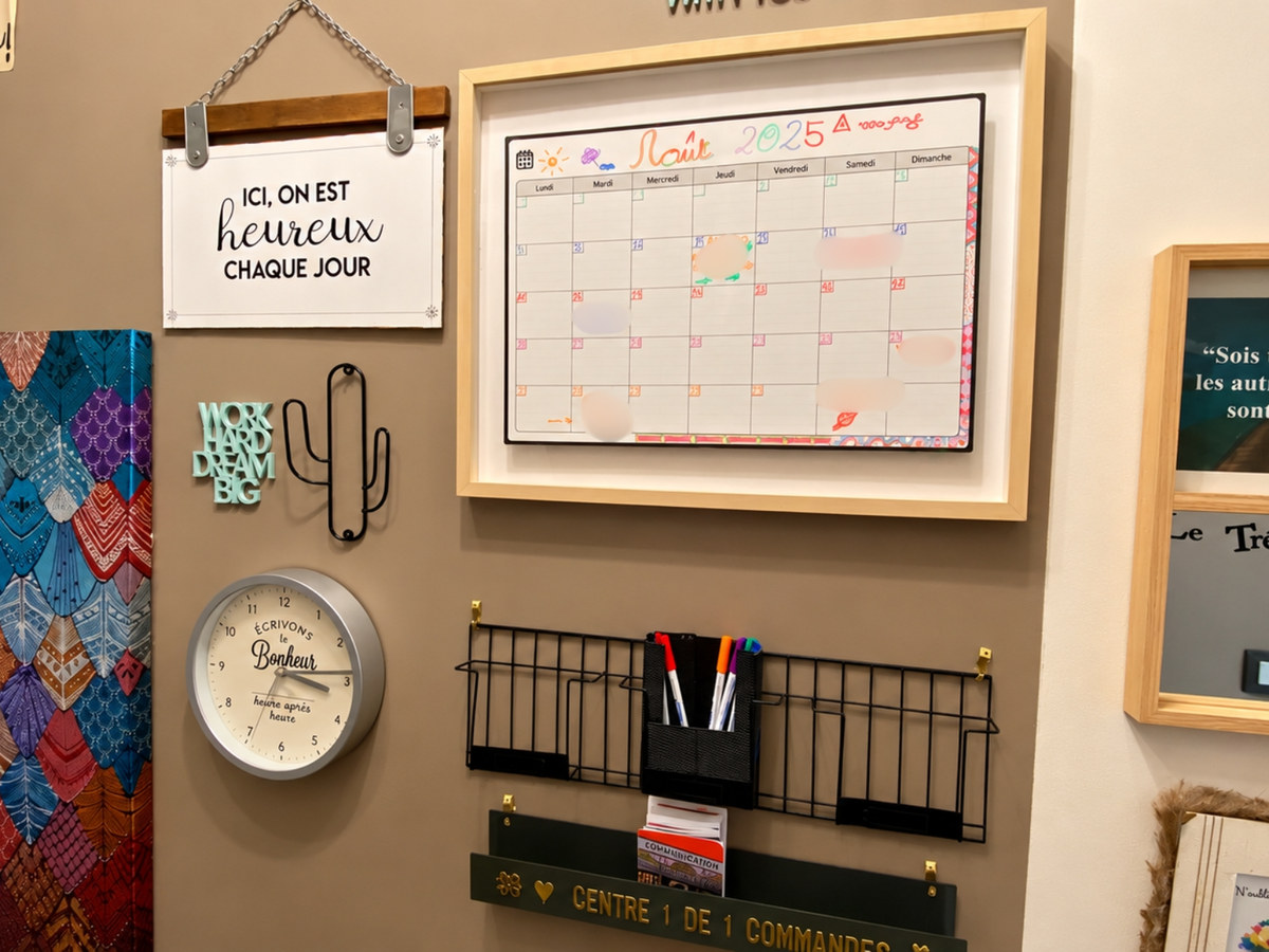 Le Command Center au mur : le calendrier du mois, l'horloge et les feutres à portée de main