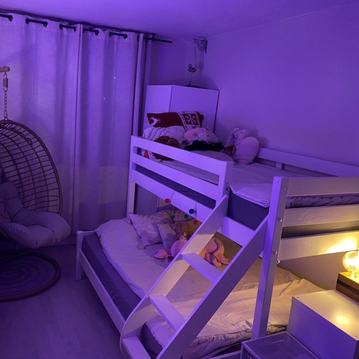 Une chambre d'enfants le soir : lits superposés, doudous et lumière douce