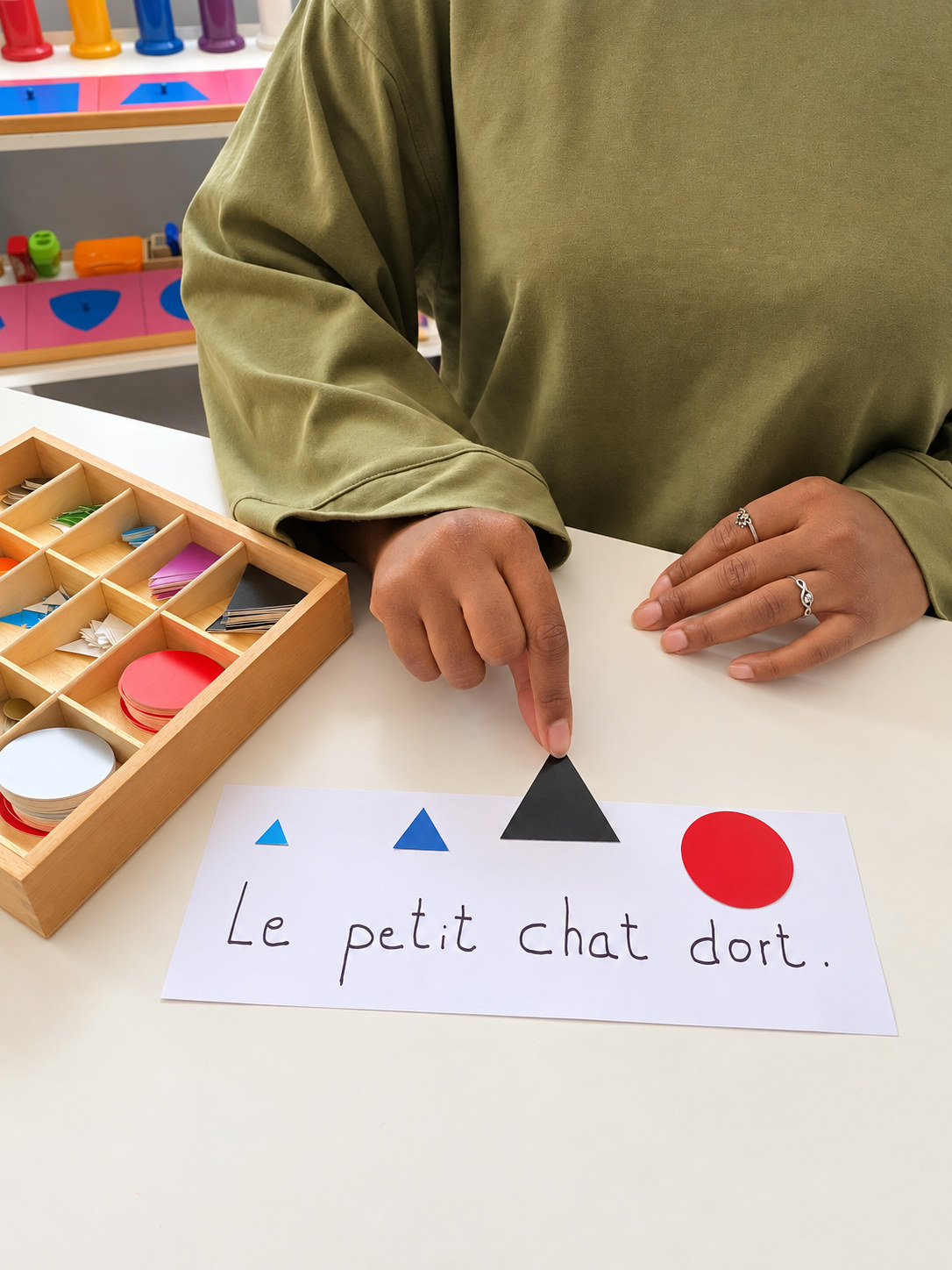 La phrase Le petit chat dort, avec ses symboles de grammaire Montessori
