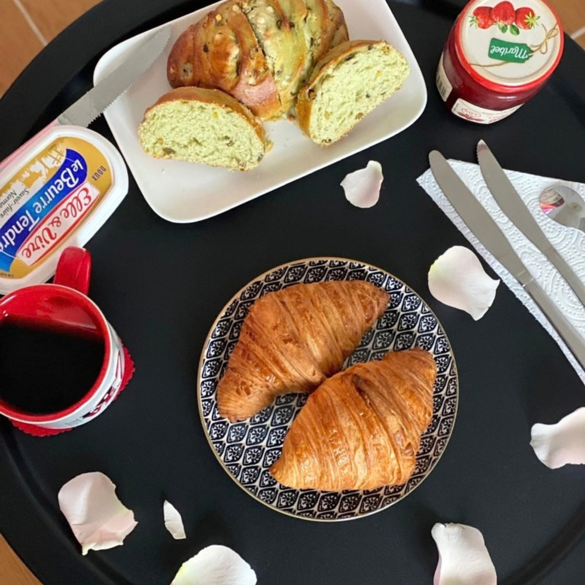 Un petit-déjeuner pour souffler : croissants, brioche et café chaud