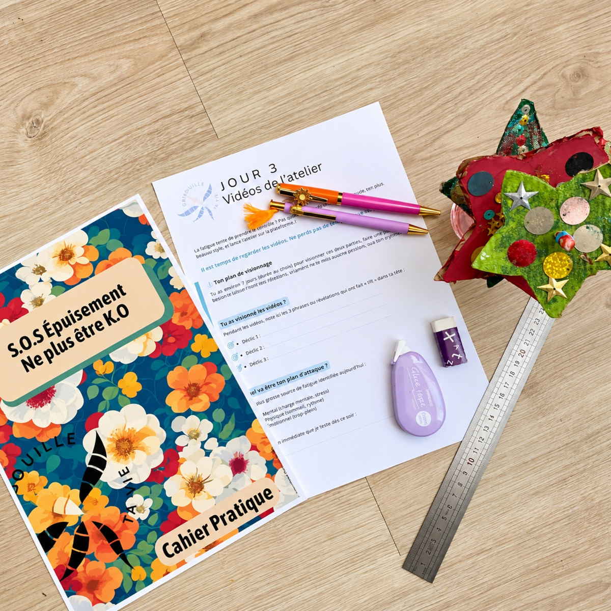 Le cahier pratique S.O.S Épuisement et la fiche du jour 3, avec des stylos