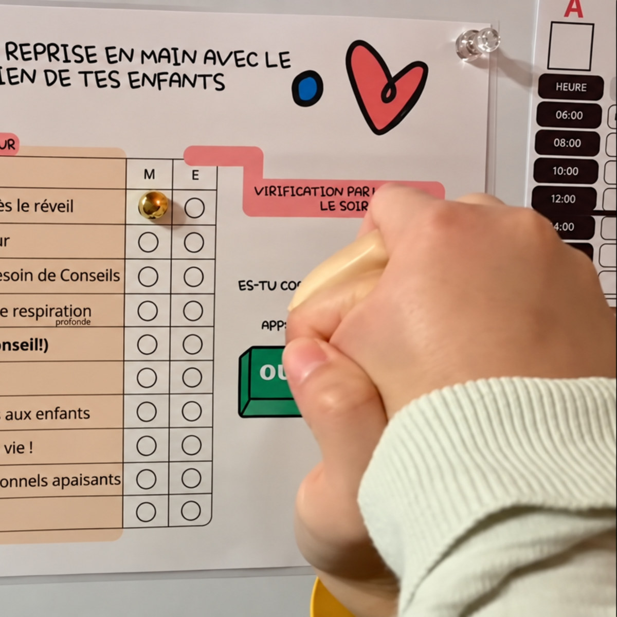 Une main d'enfant sur le tableau de reprise en main